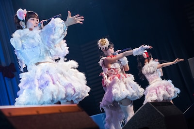 #ちっちゃいものクラブの近藤沙瑛子、岸みゆ、小鳥遊るい（左から）。