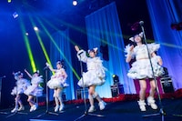 M!LK「好きすぎて滅！」のカバーでマイクスタンドを使ったパフォーマンスを披露する#ババババンビ。