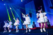 M!LK「好きすぎて滅！」のカバーでマイクスタンドを使ったパフォーマンスを披露する#ババババンビ。