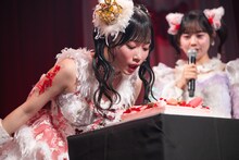 口をあんぐり開けてバースデーケーキをまじまじと見つめる岸みゆ。