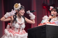 ケーキに大喜びする岸みゆ（左）を見つめる近藤沙瑛子（右）。