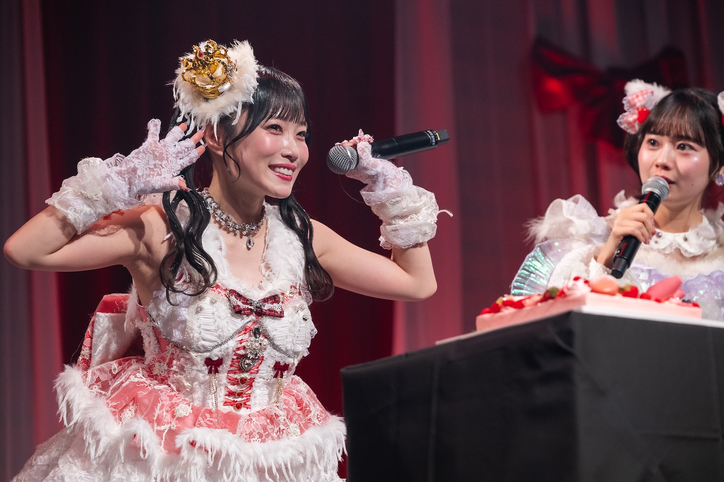 ケーキに大喜びする岸みゆ（左）を見つめる近藤沙瑛子（右）。