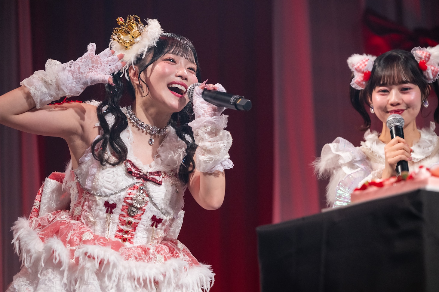 バースデーケーキに大喜びの岸みゆ（左）。