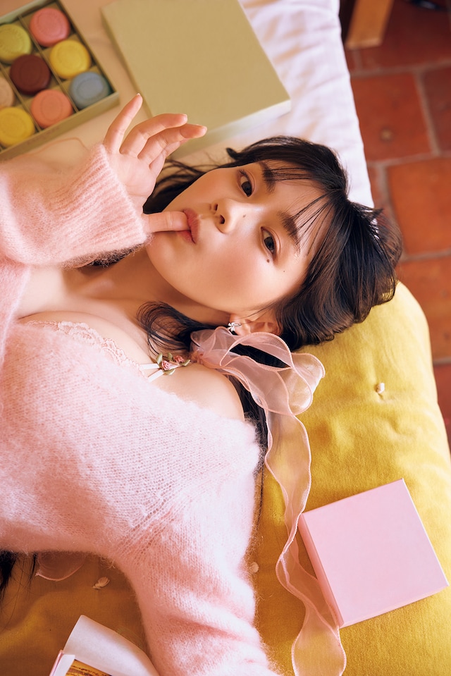 川﨑桜（乃木坂46）1stソロ写真集「エチュード」の掲載カット。（撮影：須江隆治）