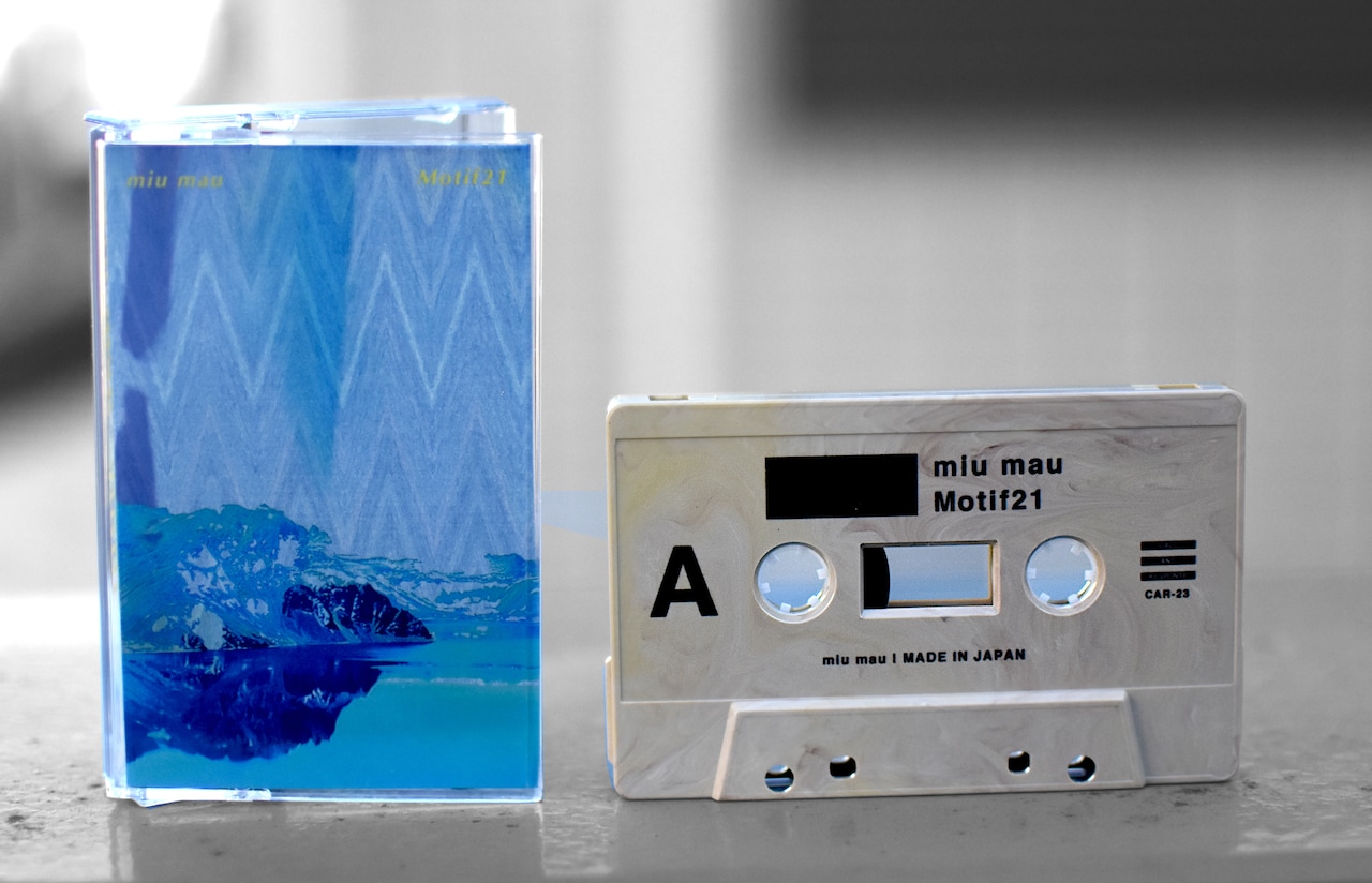 miu mau「Motif 21」カセットテープのパッケージ。 [画像・動画