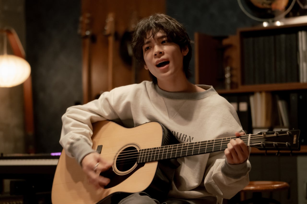 熱唱する田端亮介（松島聡）。