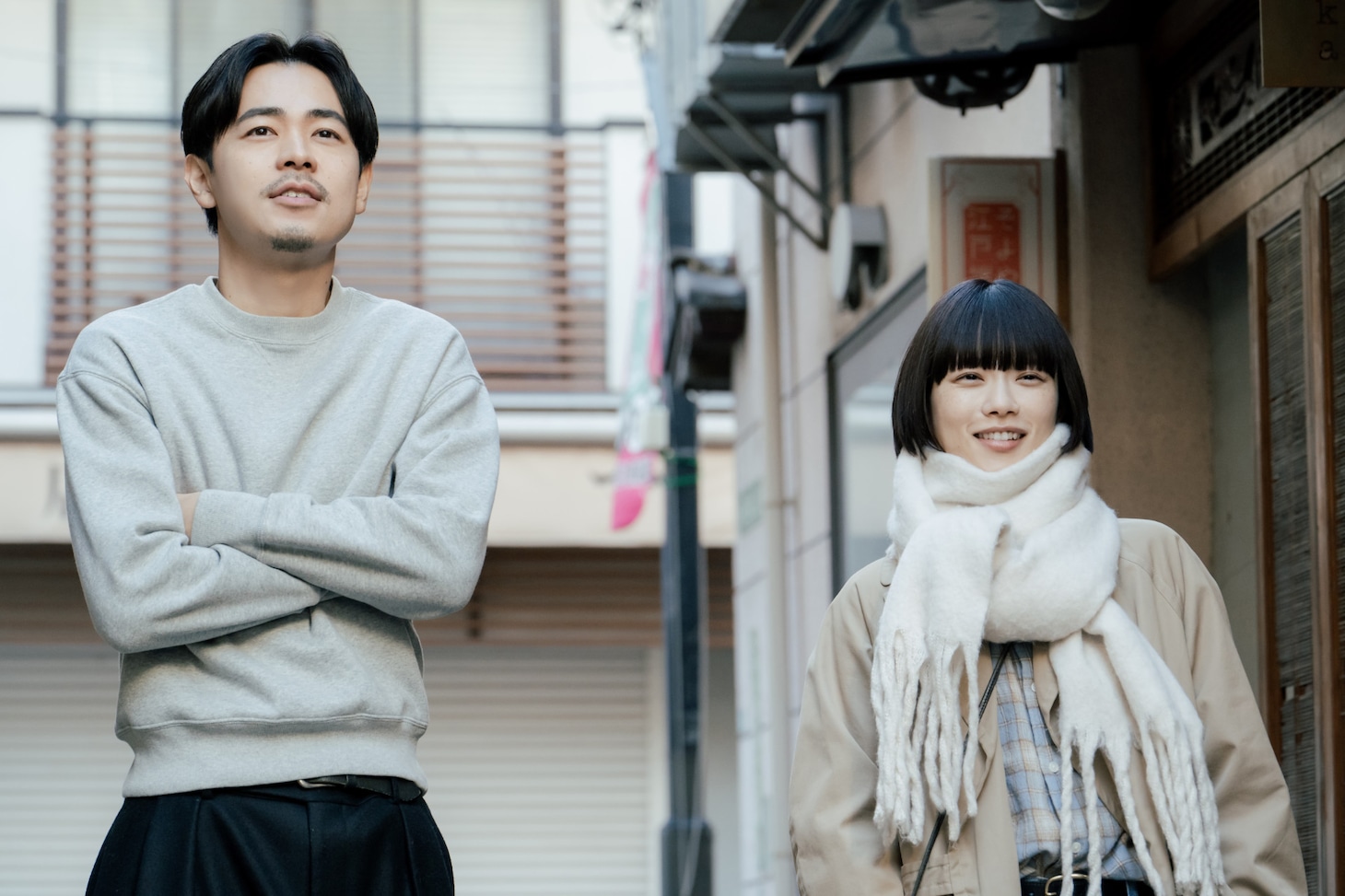 左から成田凌扮する佐伯ゆきお、杉咲花扮する土田文菜。