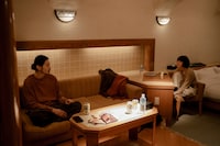 左から内堀太郎扮する山田線、杉咲花扮する土田文菜。