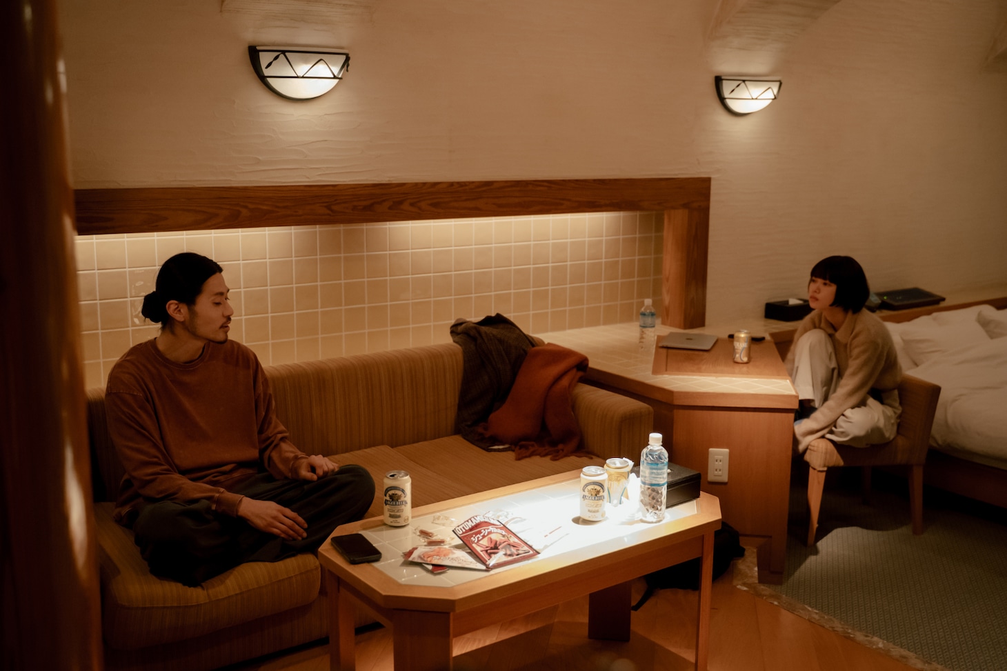 左から内堀太郎扮する山田線、杉咲花扮する土田文菜。