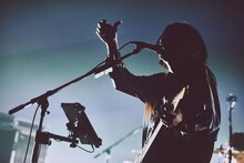 シノダ（Vo, G）（撮影：西槇太一）