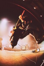 シノダ（Vo, G）（撮影：西槇太一）