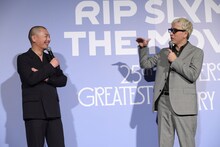 酔っ払ったSUとRYO-Zの話が永遠に平行線だったという旅行の思い出を語るILMARI（右）。