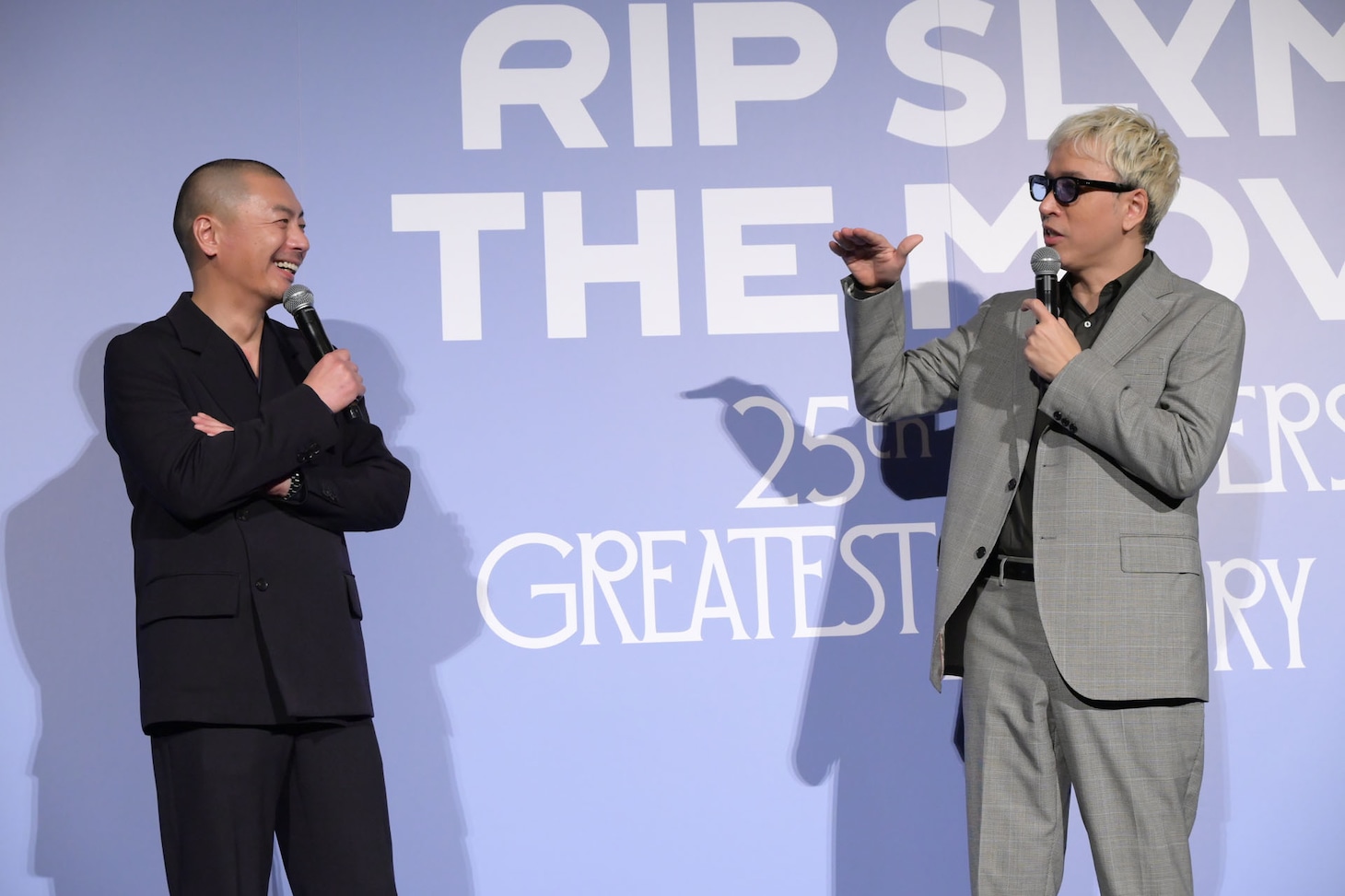 酔っ払ったSUとRYO-Zの話が永遠に平行線だったという旅行の思い出を語るILMARI（右）。