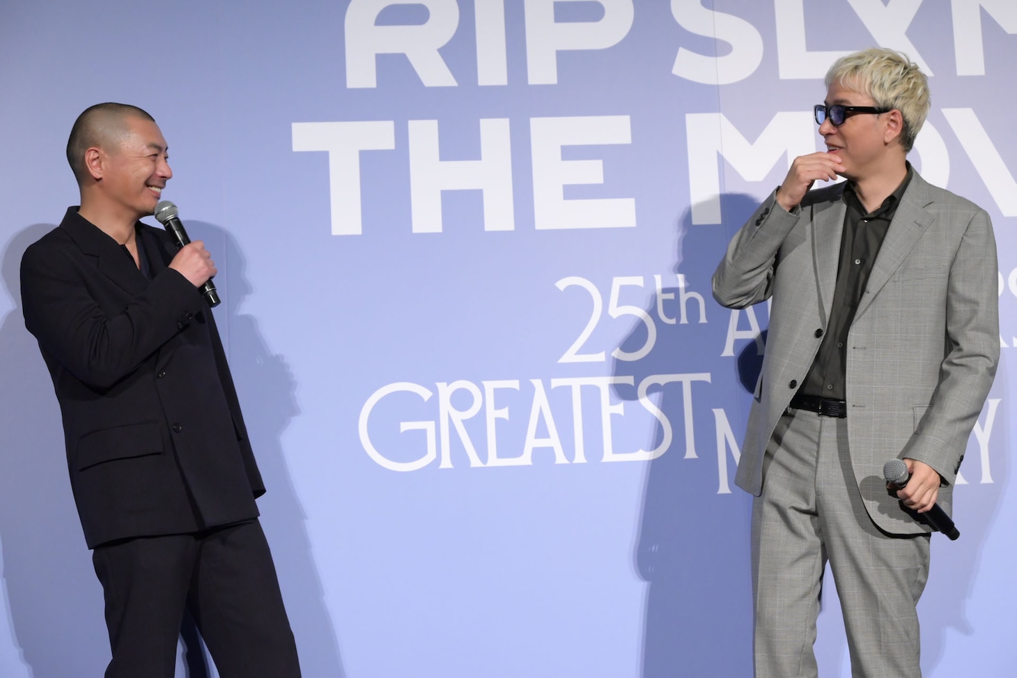 ILMARI（右）のことが小栗旬に見えてきたと語るSU（左）。