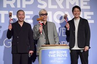 初々しいポーズで鏡開きの記念撮影に応じる3人。