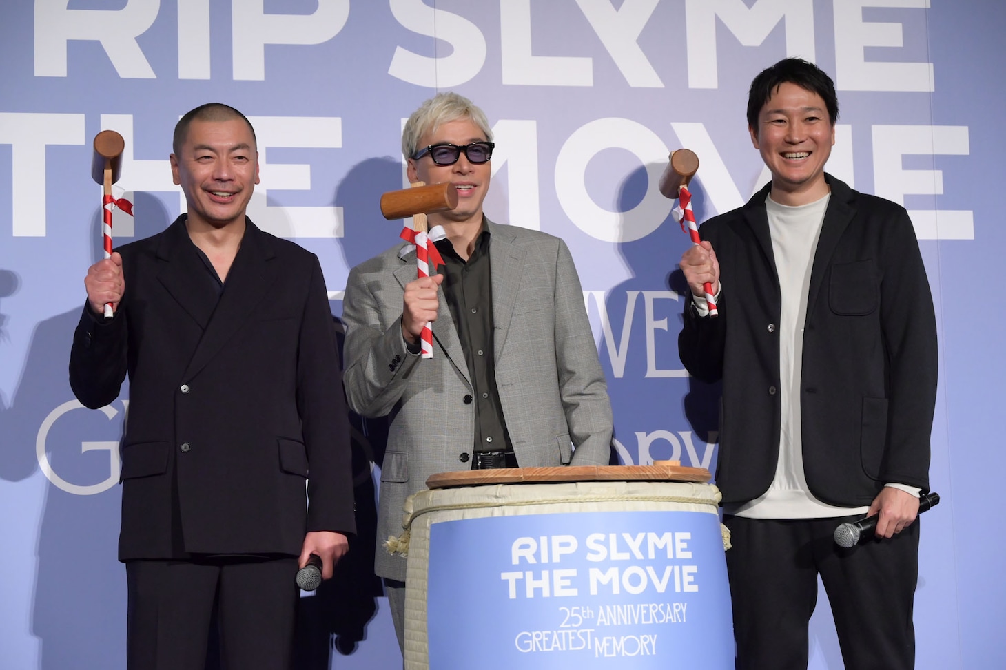 初々しいポーズで鏡開きの記念撮影に応じる3人。