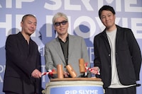 木槌を酒樽の上に置く、定番のポーズに落ち着いた3人。