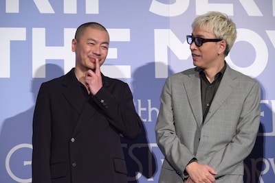 中井亜美選手の“あざとポーズ”で写真撮影に応じるSU（左）を見るILMARI（右）。