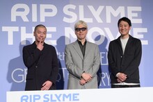 左から中井亜美選手の“あざとポーズ”をするSU、ILMARI、金井紘監督。