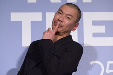 中井亜美選手の“あざとポーズ”をムービーカメラに向けるSU。