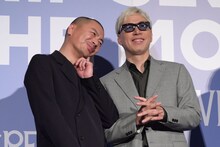 中井亜美選手の“あざとポーズ”でクネクネしながらILMARI（右）に接近するSU（左）。