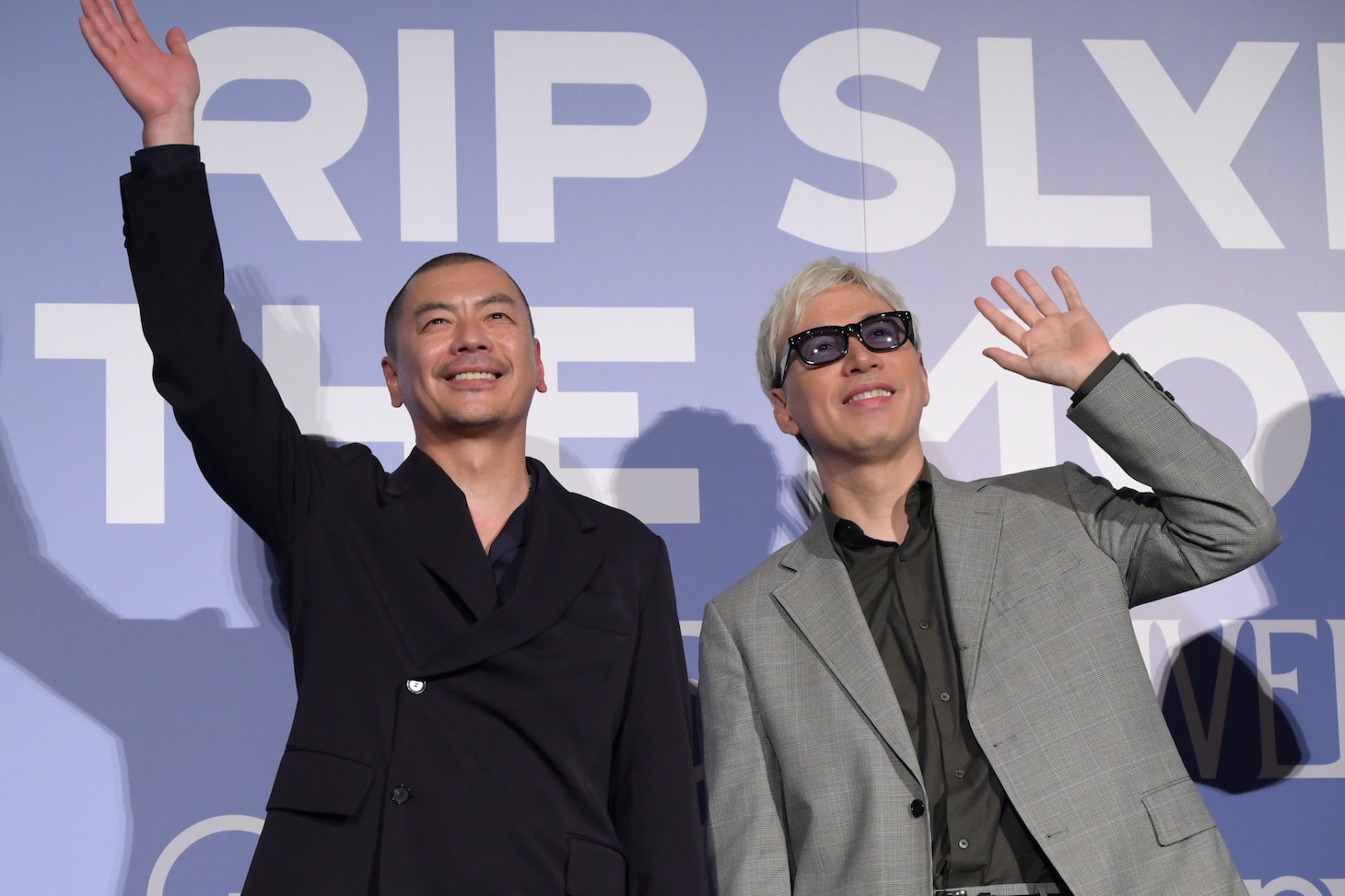 ムービーカメラに手を振るSUとILMARI。