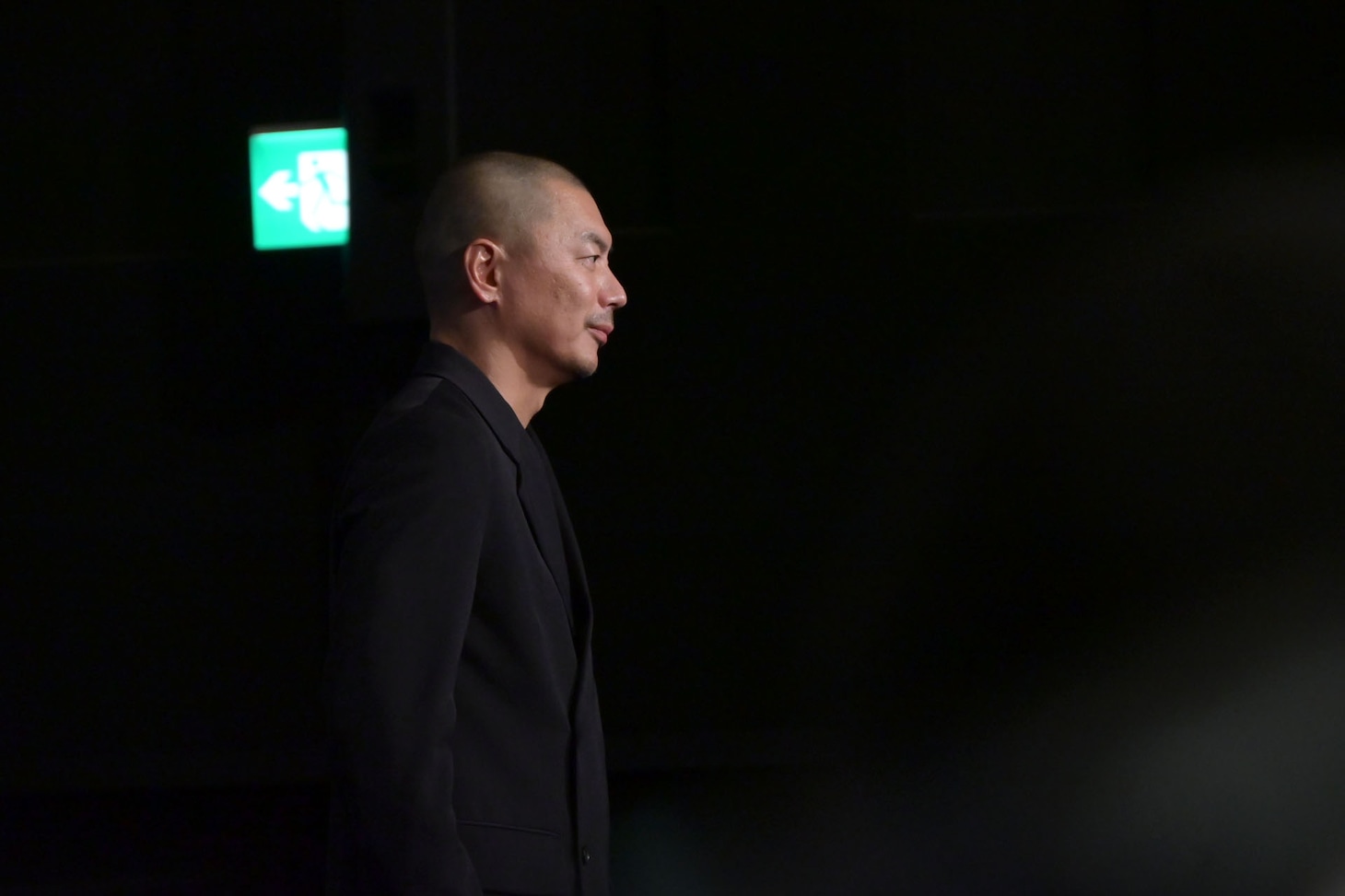 自身のファンを見つめるSU。