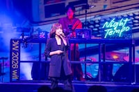 Night Tempoとともにパフォーマンスする夜々。