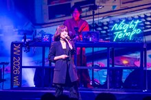 Night Tempoとともにパフォーマンスする夜々。