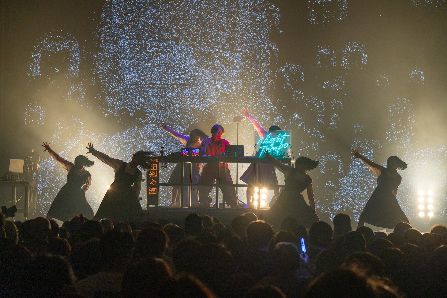 Night Tempo×アバンギャルディ コラボステージの様子。