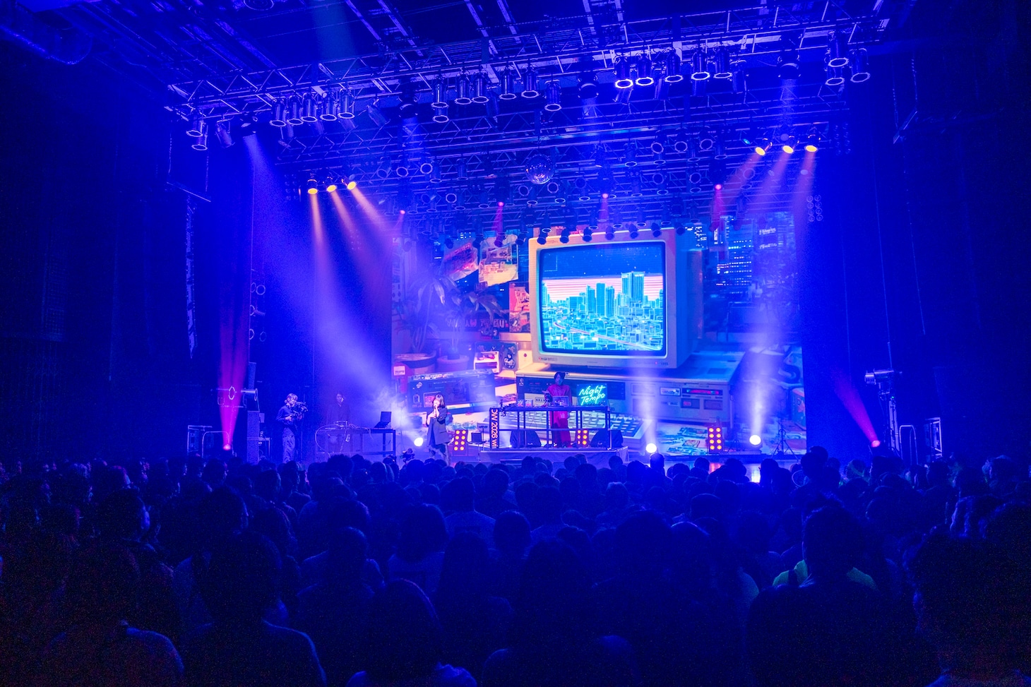 Night Tempo×夜々コラボステージの様子。