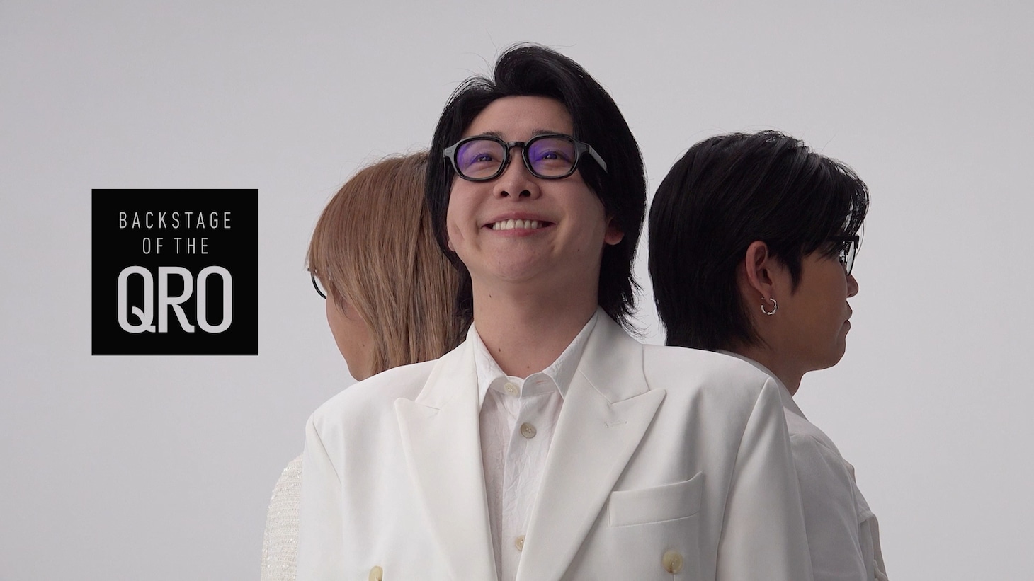 CM「眼鏡市場『QRO』DEBUT編」メイキング映像のワンシーン。