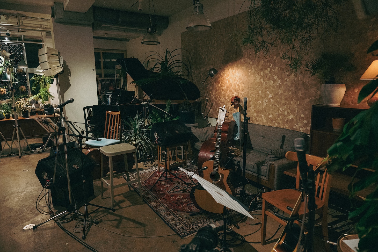 ミュージックバーの片隅にこじんまりと設置されたライブステージ。