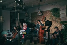 「小西康陽 with『失恋と得恋』ストリング・バンド、アンコール公演」の様子。