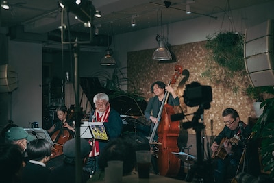 「小西康陽 with『失恋と得恋』ストリング・バンド、アンコール公演」の様子。