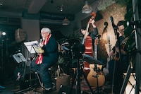 「小西康陽 with『失恋と得恋』ストリング・バンド、アンコール公演」の様子。