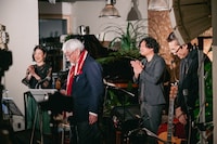 ライブを終えた小西康陽。