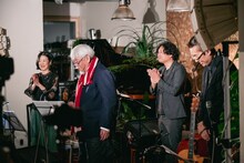 ライブを終えた小西康陽。