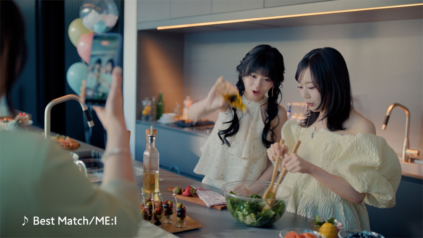 ME:Iが出演するNTTドコモの新テレビCM「今しかないこの瞬間を、Galaxyと。」編より。