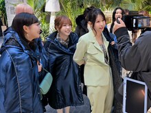 ME:Iが出演するNTTドコモの新テレビCM「今しかないこの瞬間を、Galaxyと。」撮影時のオフショット。