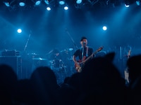 LOSTAGEのライブの様子。