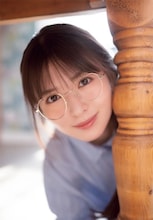 乃木坂46小川彩「週チャン」で高校卒業記念グラビア、制服姿から大人びたワンピース姿まで