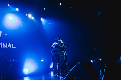 抱き合う般若とRed Eye。（Photo by cherry chill will.）