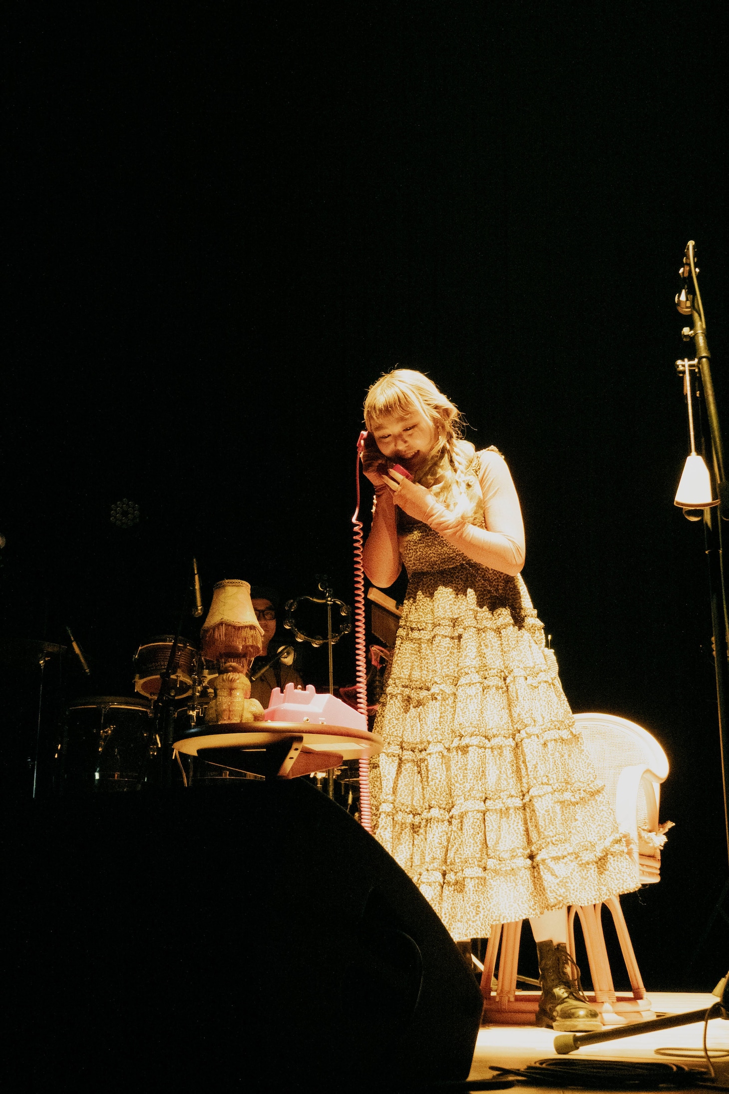 飼い猫と通話する原田美桜（Vo）。（Photo by Yuto Odagiri）