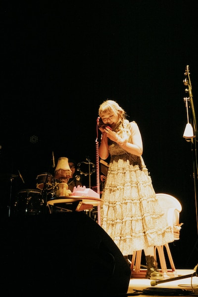 飼い猫と通話する原田美桜（Vo）。（Photo by Yuto Odagiri）