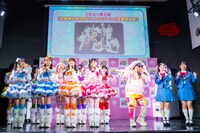 いぎなり東北産が歌う「おねがいアイプリ」のエンディング主題歌「放課後のおねがい！」に合わせて体を揺らすDJ KOO。