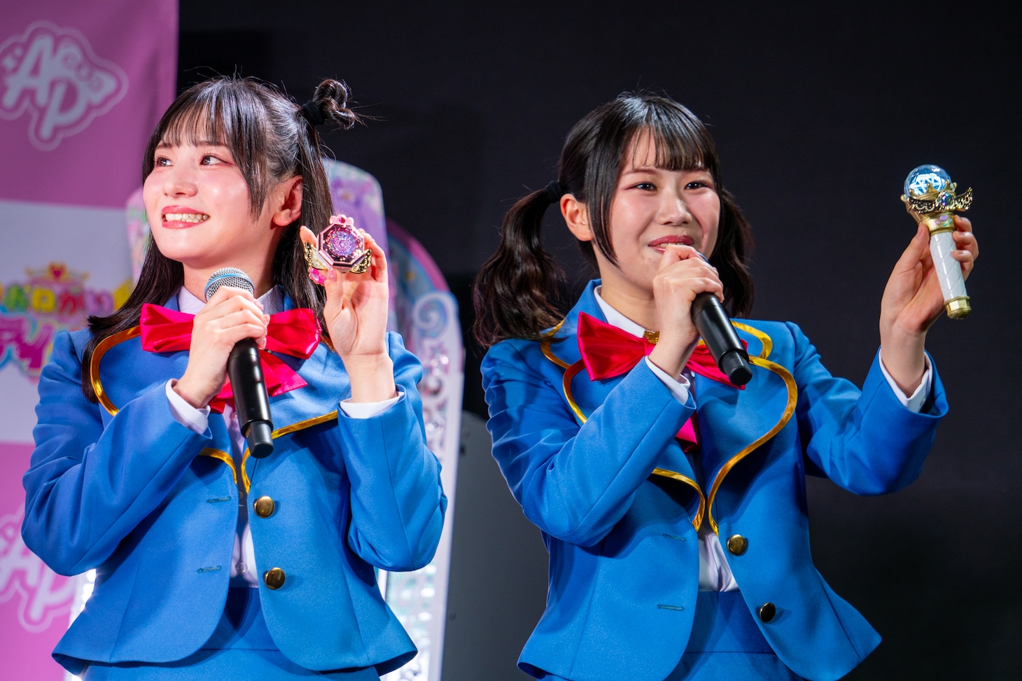 新商品の「おねがいアイプリ ミラーパクト 」「おねがいアイプリ マイクペンライト」を紹介する小川華果と叶矢りか。