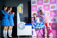 アミューズメントゲーム「おねがいアイプリ」を先行体験する葉月結菜（いぎなり東北産）。