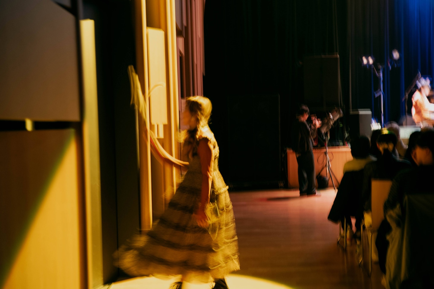 客席横の扉から突如として姿を現す原田美桜（Vo）。（Photo by Yuto Odagiri）