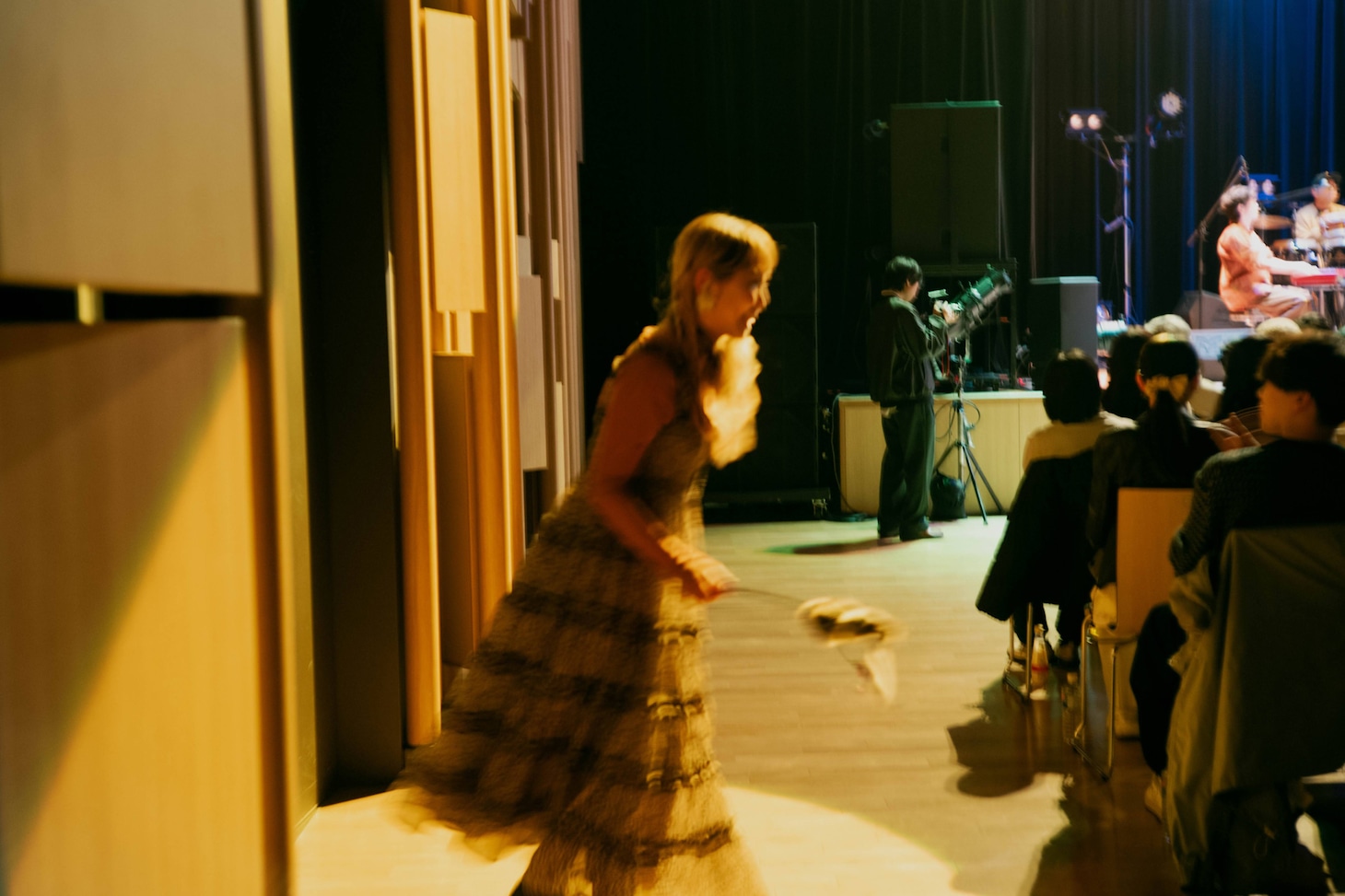 客席横の扉から突如として姿を現す原田美桜（Vo）。（Photo by Yuto Odagiri）